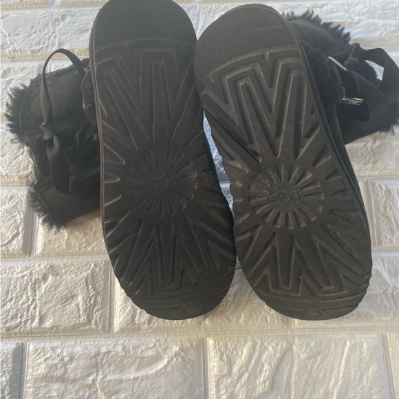 UGG Pala Womens Boots Sheepskin Side Laceup and Bow Size 7 - Picture 6 of 7